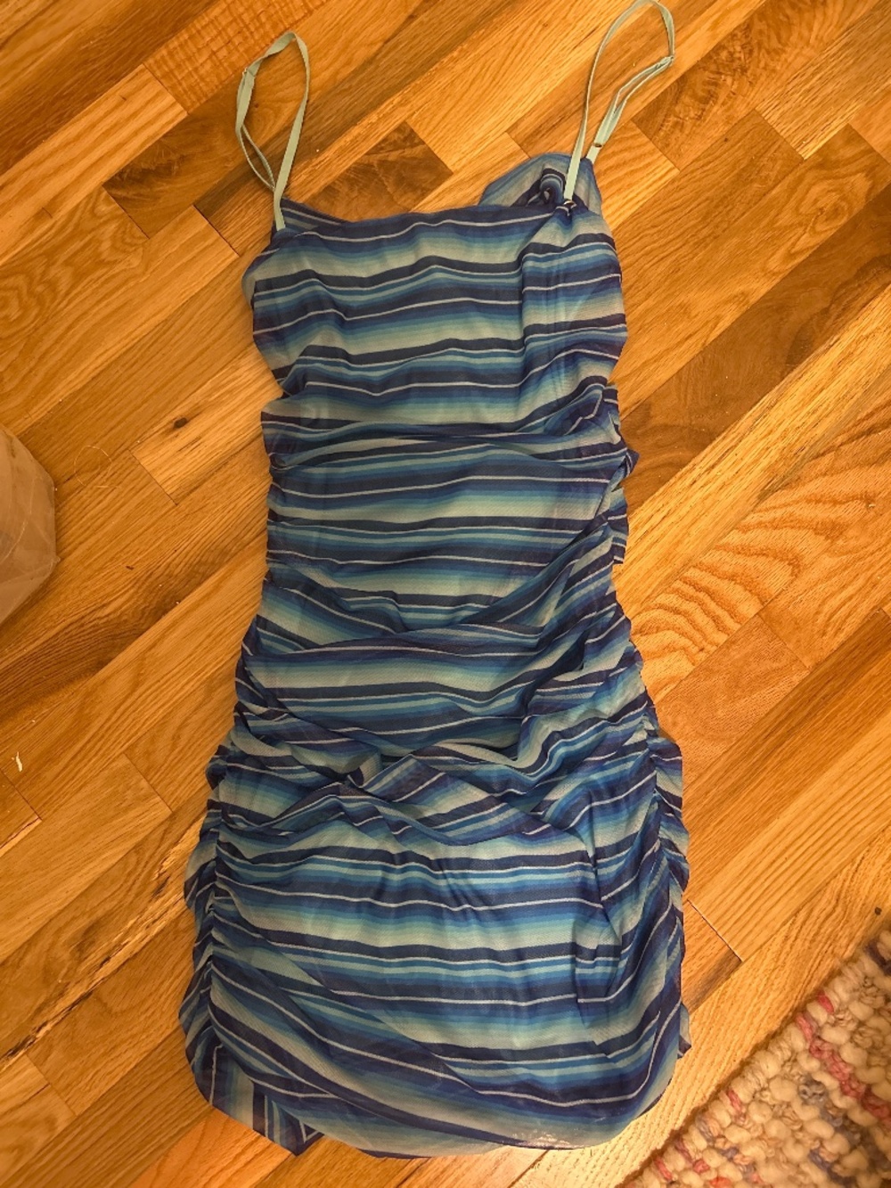 Iamgia dress fits more like a medium